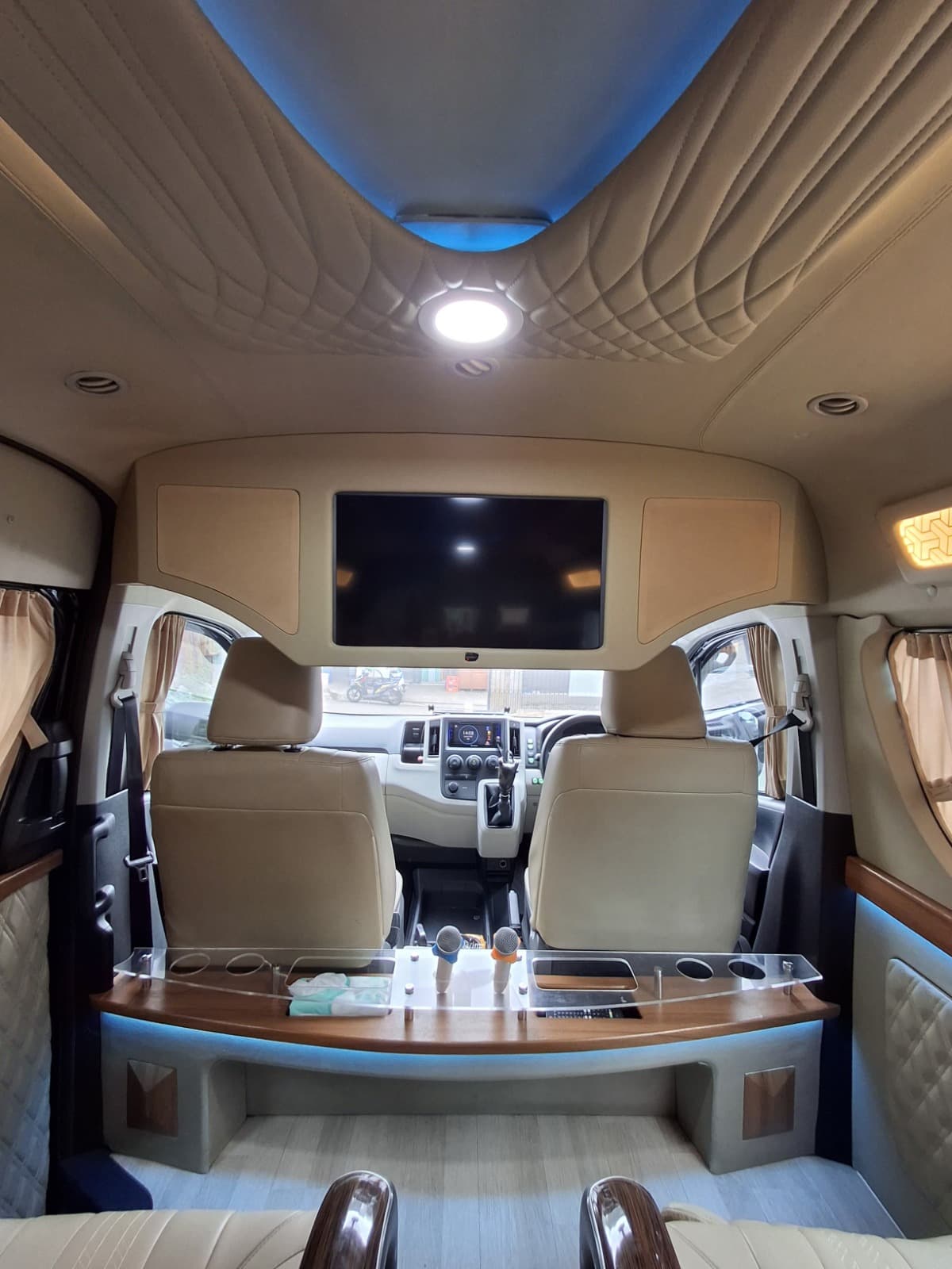 Toyota Hiace Premio Luxury — foto 5