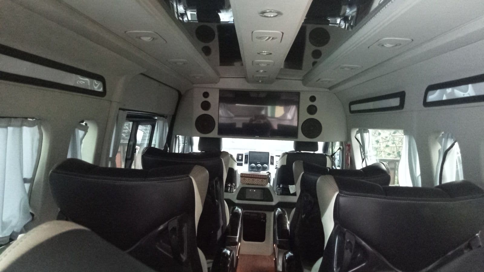 Toyota Hiace Premio Luxury — foto 6