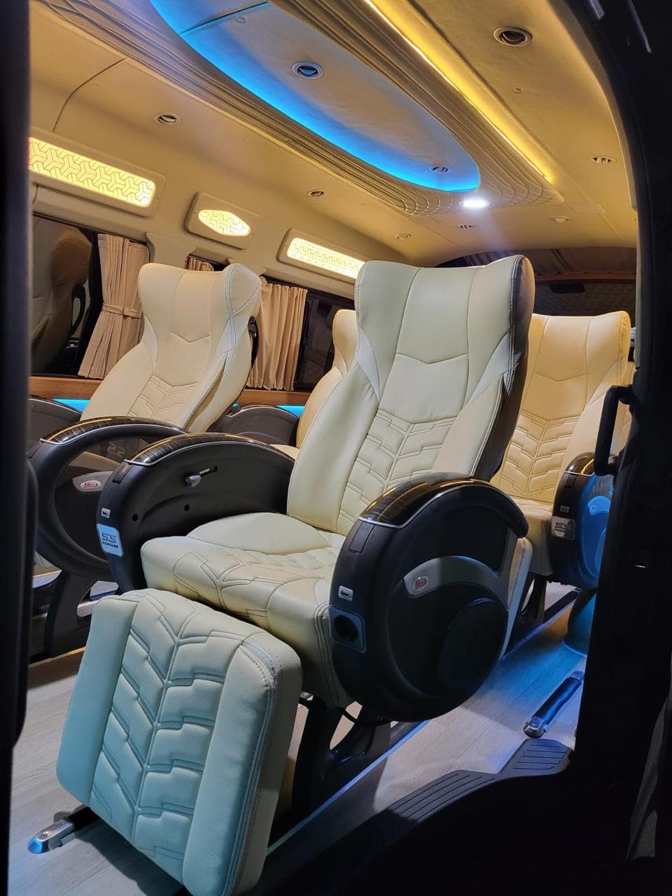 Toyota Hiace Premio Luxury — foto 4