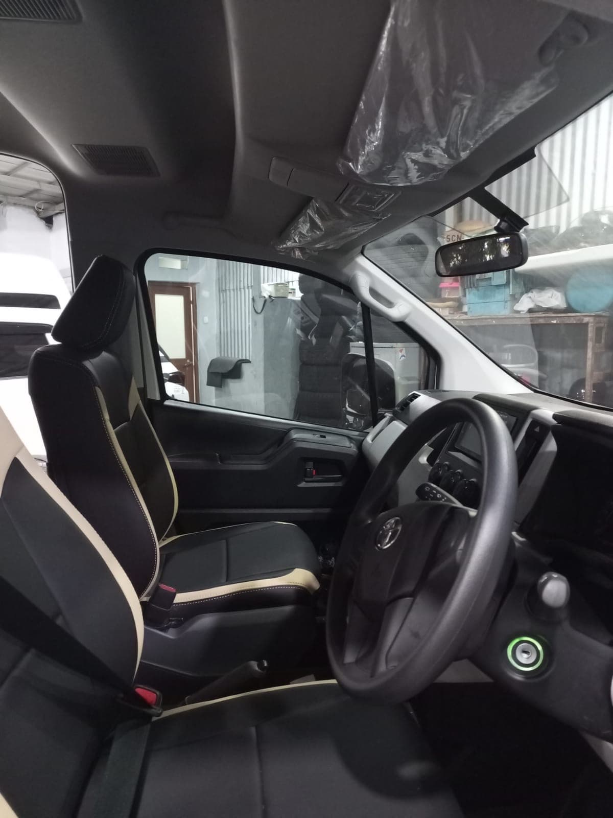 Toyota Hiace Premio Luxury — foto 8