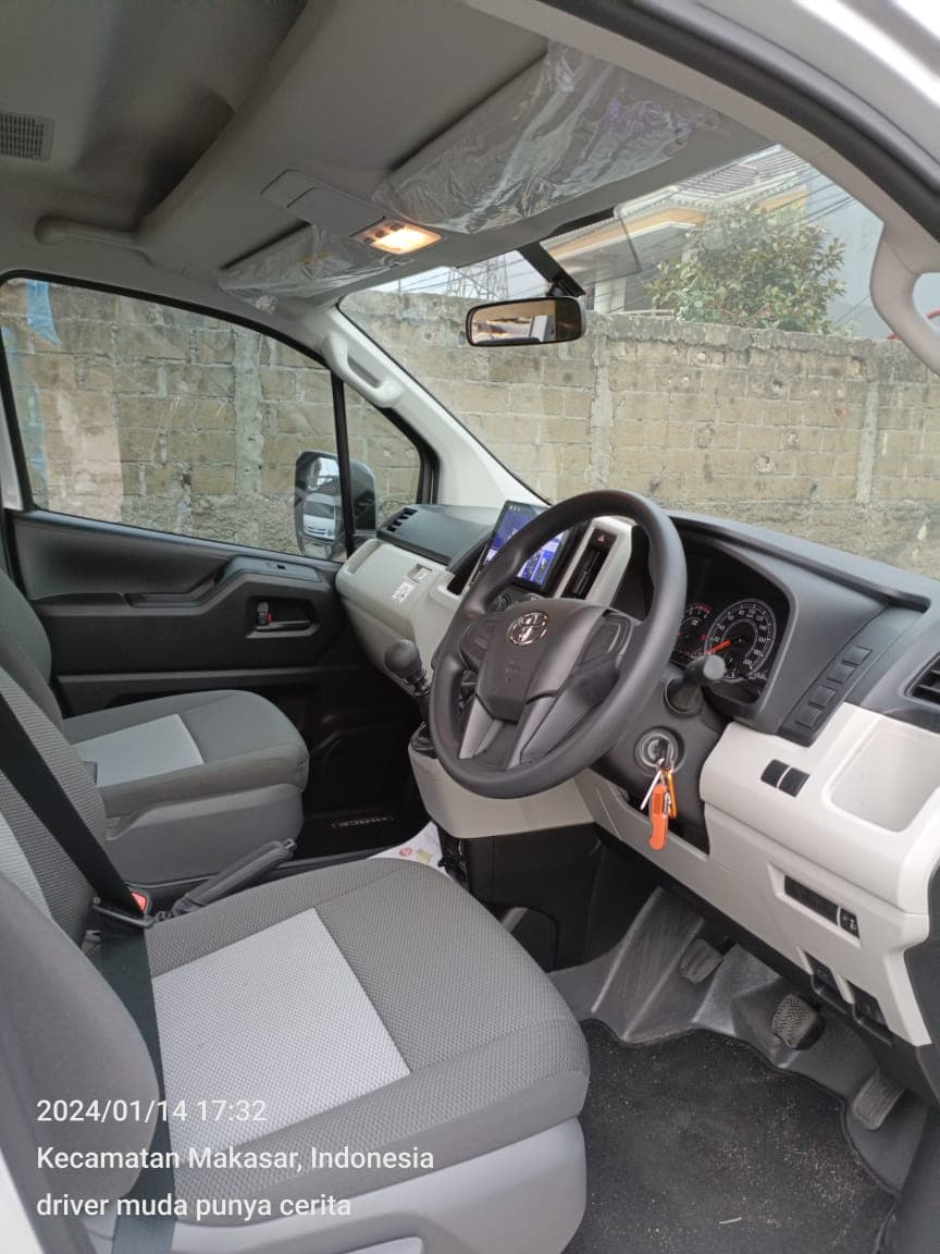 Toyota Hiace Commuter — foto 10