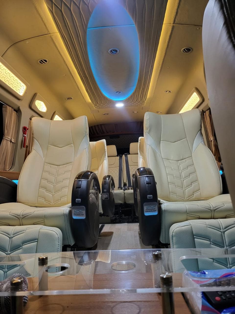 Toyota Hiace Premio Luxury — foto 2