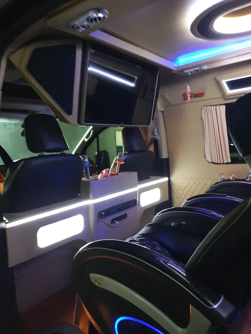 Toyota Hiace Premio Luxury — foto 10