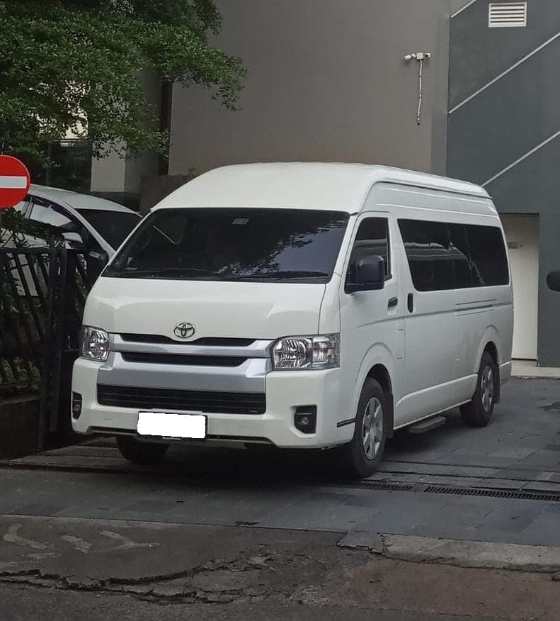 Toyota Hiace Commuter — foto 4