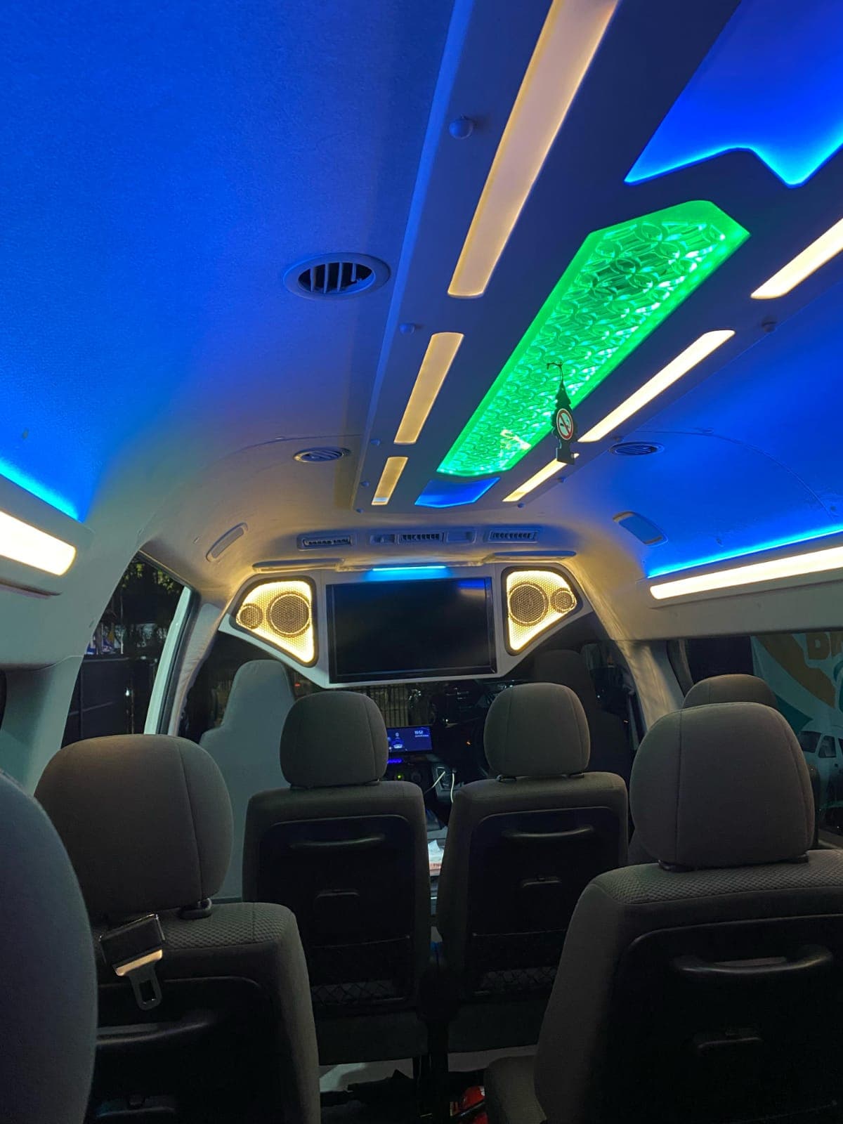 Toyota Hiace Commuter — foto 5